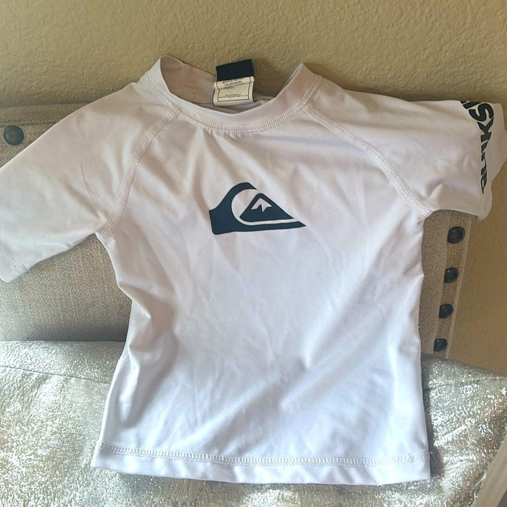 Quicksilver white rash guard size 2T, unisex. Pre-loved, no stains or holes.*3☀️